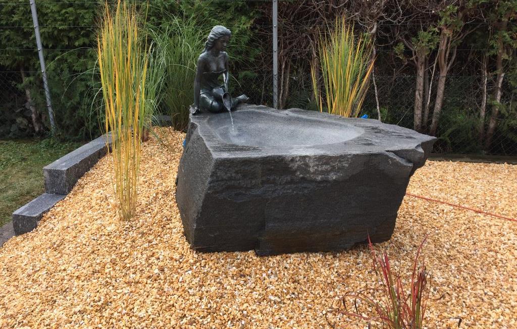 Natursteinbrunnen auf Rundkies von Gartenbau Michi Matter, Kölliken im Kanton Aargau