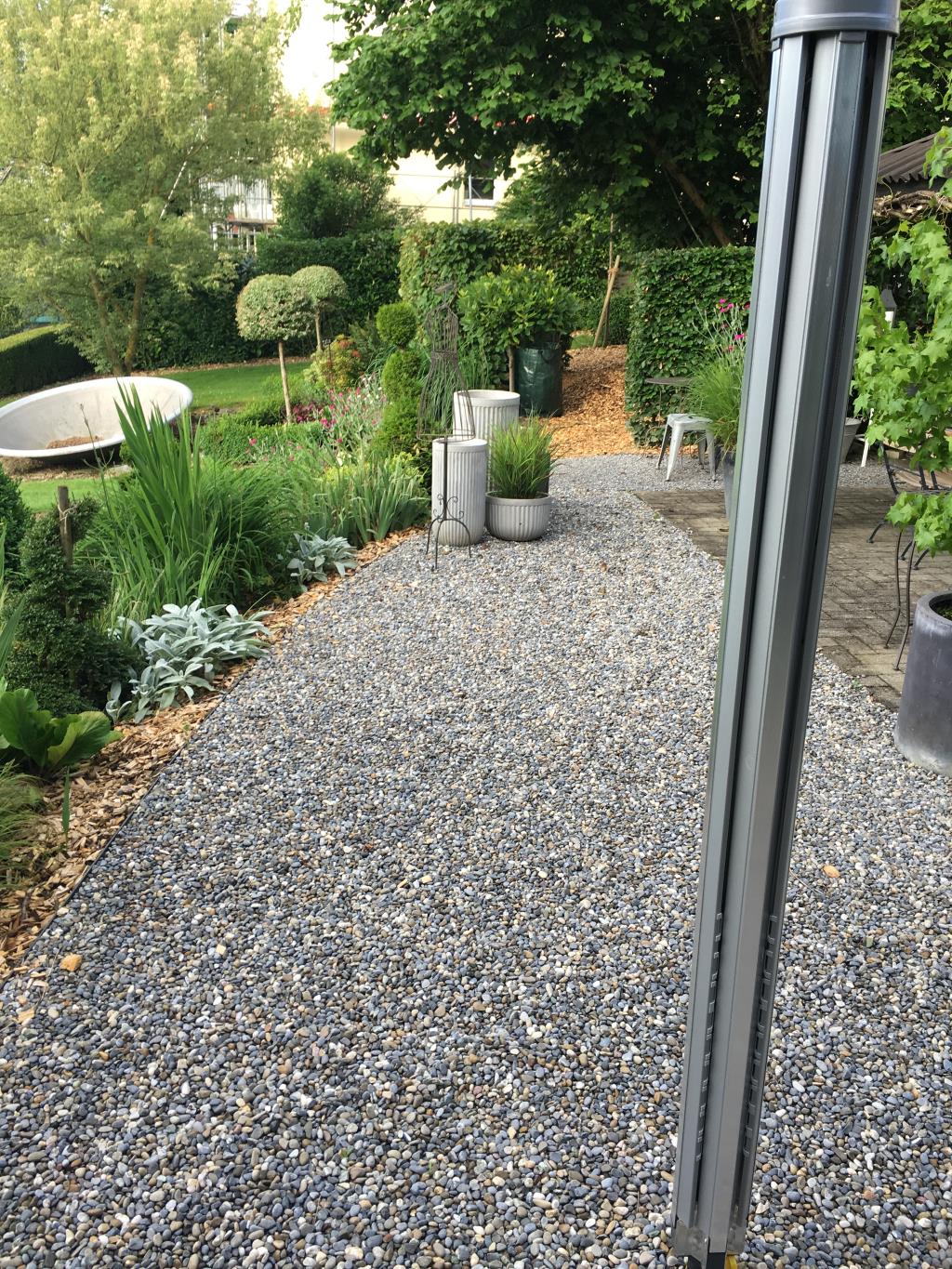 Nachher Bild vom Garten mit Kiesweg von Gartenbau Michi Matter, Kölliken im Kanton Aargau