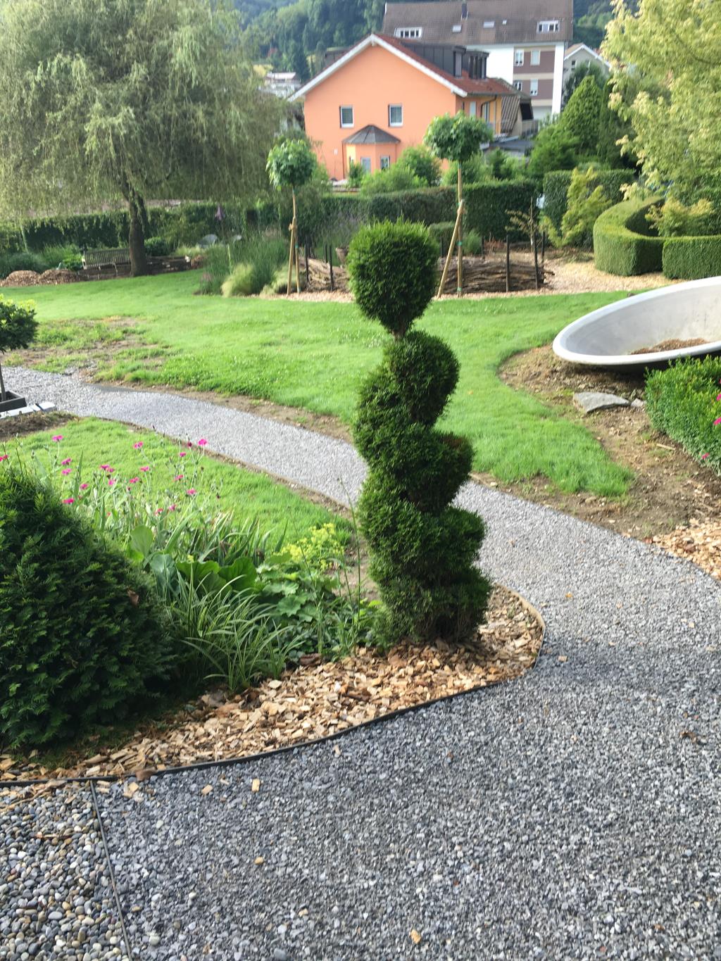 Nachher Bild vom Garten mit Kiesweg von Gartenbau Michi Matter, Kölliken im Kanton Aargau