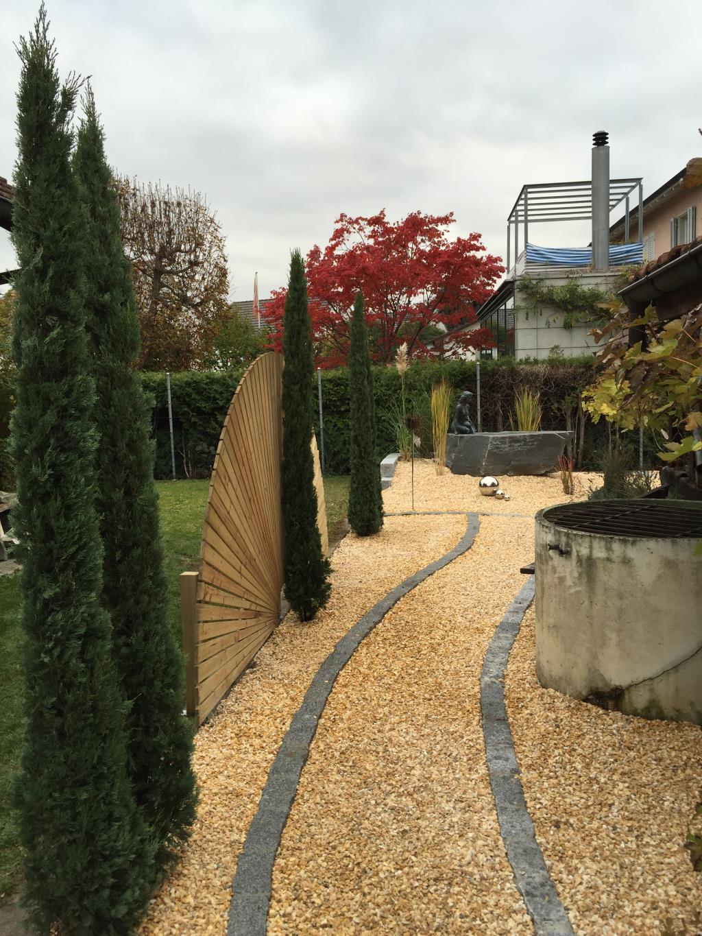 Gartenumgestaltung Kiesweg mit Natursteinumrandung von Gartenbau Michi Matter Kölliken, Kanton Aargau